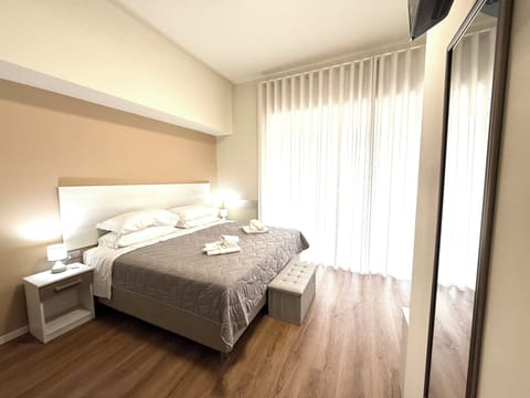 Luxury Triple Room, City View | Egyptian cotton sheets, premium bedding, pillowtop beds, minibar