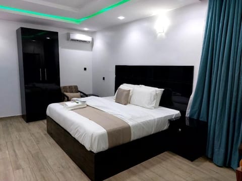 In-room safe, blackout drapes, free WiFi