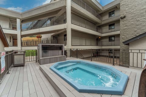 【Outdoor Hot Tub】 Open 365 days — the building's restaurant and bar are just through the door.