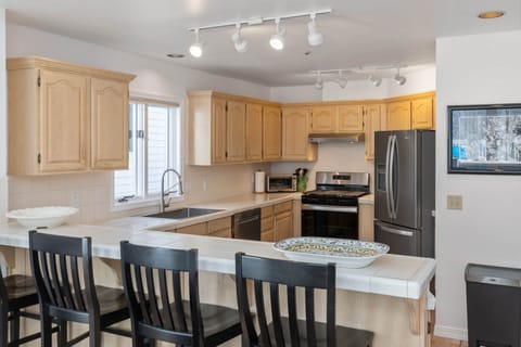 Additional seating at breakfast bar in kitchen