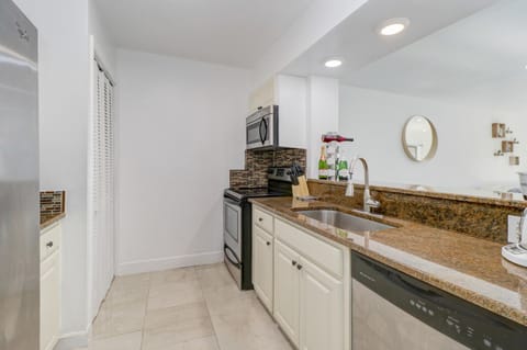 Comfort Apartment, Golf View | Private kitchen | Fridge, microwave, oven, stovetop