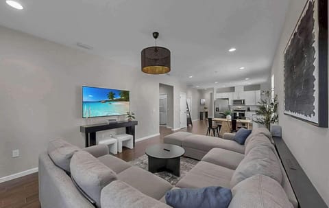House, Multiple Beds, Patio, Garden View (3114 E 21st Ave) | Living area