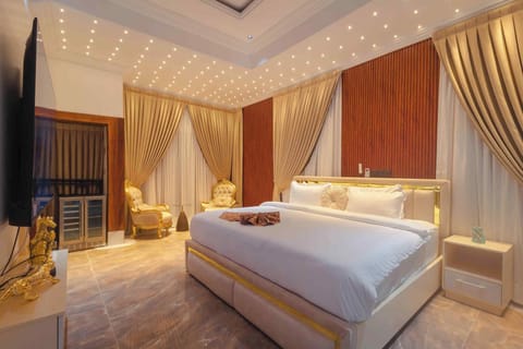 Luxury Penthouse, City View | Minibar, desk, iron/ironing board (on request), WiFi (free)