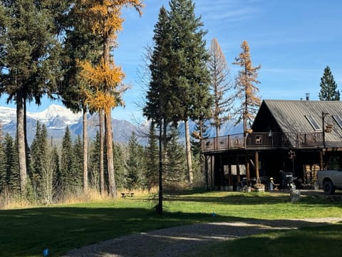 Secluded, rustic home away from home, with a spectacular view of the mountains!