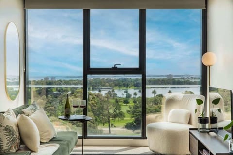 Relax surrounded by greenery in the green suite. This breath taking view highlights the beauty that Melbourne City has to offer. 