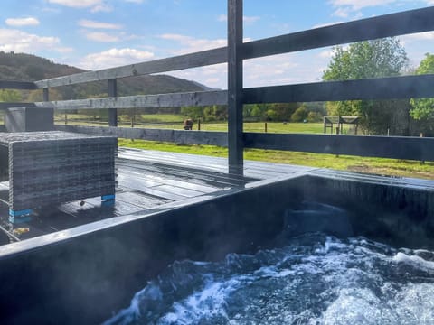 Hot tub | Riverview Lodge, Duror, Appin