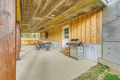 Covered Patio w/ Dining Table
