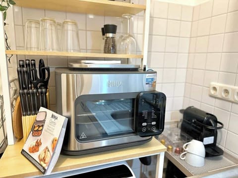 Nutze den 12-in-1 Multikocher, Ofen und Heißluftfritteuse für köstliche Speisen.
Garen Deine Speisen bis zu 50 % schneller als in einem herkömmlichen Ofen. Salz, Pfeffer, Kaffee und Tee wartet ebenfalls kostenlos auf Dich.