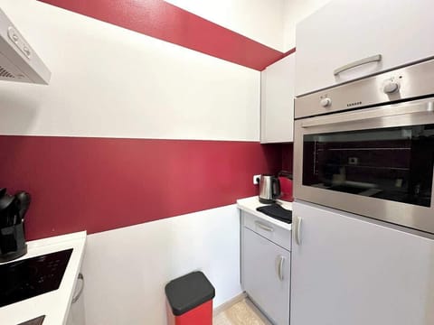 Der Kühlschrank verfügt ebenfalls über ein Gefrierfach und bietet genug Platz für Einkäufe.