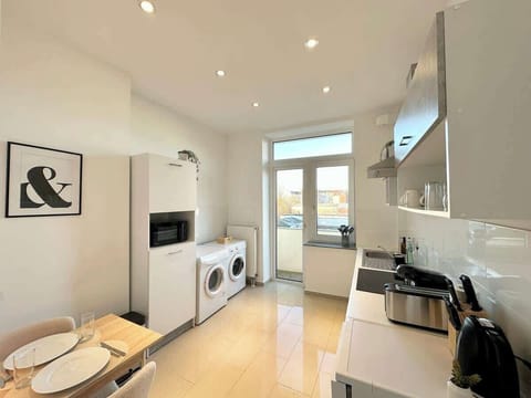 Hier kann man sein Essen, sowohl drinnen als auch auf dem sonnigen Balkon genießen.
Zur Verfügung stehen ebenfalls eine Waschmaschine und ein Waschtrockner.