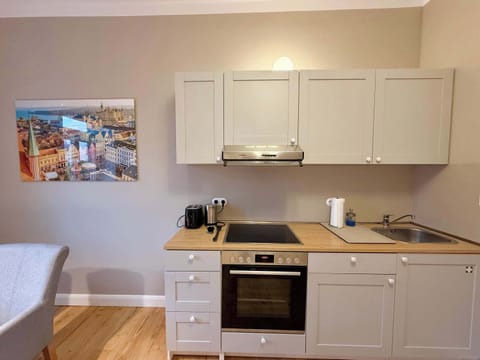 Die Küche verfügt über Besteck, Salz & Pfeffer, Schneidebretter, einen Backofen. Es gibt vier Herdplatten, einen Toaster sowie eine Kaffeemaschine und einen Wasserkocher, einer Waschmaschine und allgemeinen Küchenutensilien.