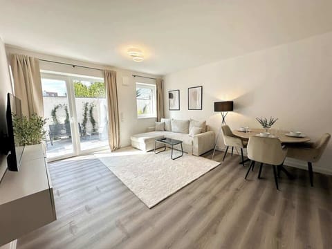 Gemütliches Wohnzimmer mit gemütlicher Essecke, flauschigem Teppich und einer sonnigen Terrasse!