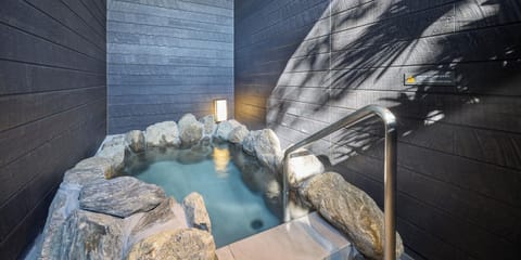 Combined shower/tub, spring water tub, free toiletries, hair dryer