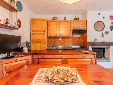 Furniture, Interior Design, Wood, Cabinetry, Flooring, Room, Kitchen, Floor, Ceiling, Lighting