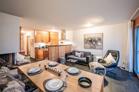 Apartment, Condominium, Swimming Pool, Dock, Marina, Resort, Hotel, Resort Town, Walkway