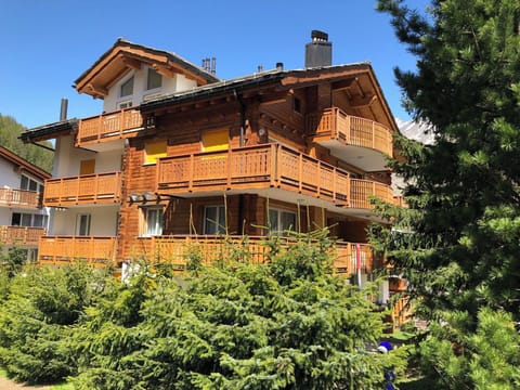 Flooring, Wood, Floor, Wood Flooring, Interior Design, Furniture, Hardwood, Wood Stain, Laminate Flooring, Living Room