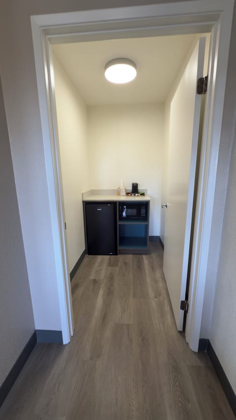 Standard Room, 1 Queen Bed, Non Smoking, Mountain View | Private kitchen | Fridge, microwave, coffee/tea maker