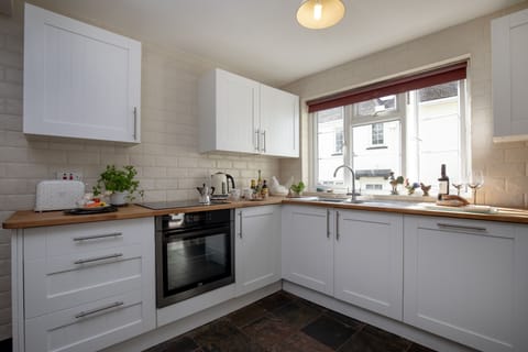 Ashford Holt House, Barnstaple: Spacious kitchen area