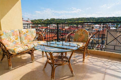 Relax on the private balcony with stunning mountain views, perfect for enjoying your morning coffee or sunset. Just a 5-minute walk from Grevena’s main square, cafés and restaurants.