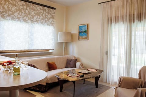 Inviting dining nook with cushioned seating and warm natural light—perfect for relaxed breakfasts or cozy evening meals.