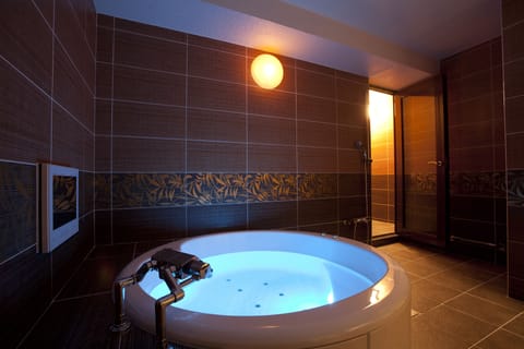 Deluxe Room | Jetted tub