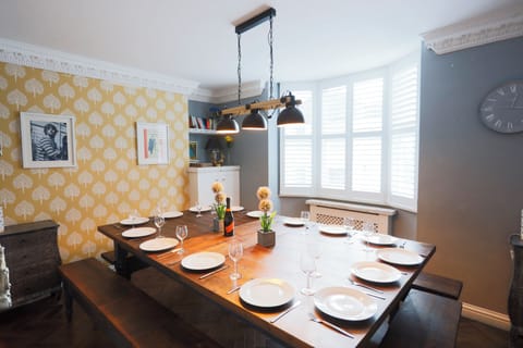 Dining room seats 15. Seaviews over rooftops. Parquet floor.