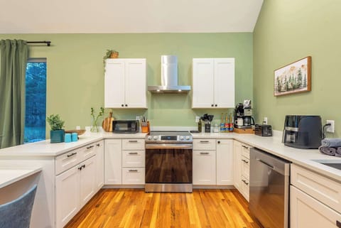 From gourmet adventures to microwave magic, this kitchen has all the tools (and vibes) you need to make every meal a vacation memory.