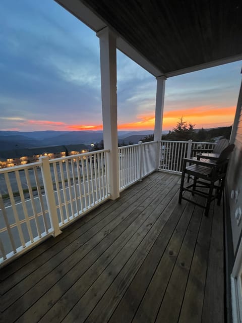 Village 3br / 3ba condo with views!