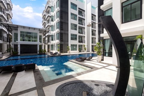 2 outdoor pools