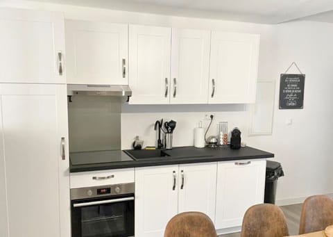 Family Apartment, 3 Bedrooms, Kitchen | Private kitchen | Full-size fridge, microwave, oven, stovetop