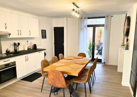 Family Apartment, 3 Bedrooms, Kitchen | Private kitchen | Full-size fridge, microwave, oven, stovetop