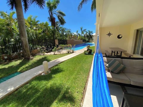 Terraza con hamaca y acceso directo al jardín y a la piscina