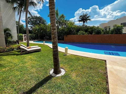 Gran piscina con zonas poco profunda ideal para toda la familia.