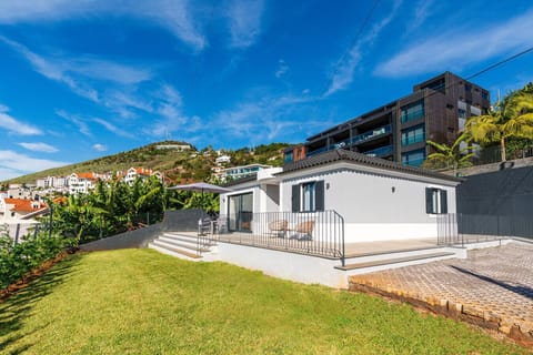 Unwind in a private garden in Lido, Funchal.