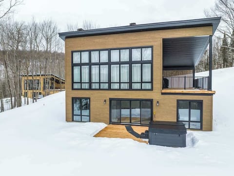 Magnifique chalet avec spa directement sur le site du Golf Laurentien / Magnificent chalet with spa located directly on the grounds of the Laurentian Golf Course