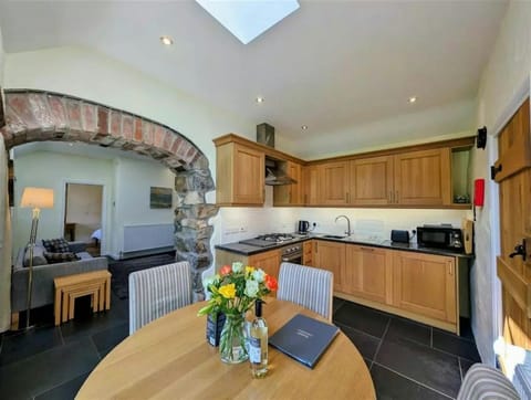 Kitchen/dining area: dining table in well equipped kitchen