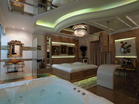 Premier Suite | Minibar, iron/ironing board, free WiFi