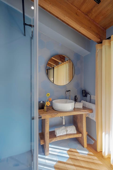 Deluxe Double Room, Balcony, Courtyard View | Bathroom