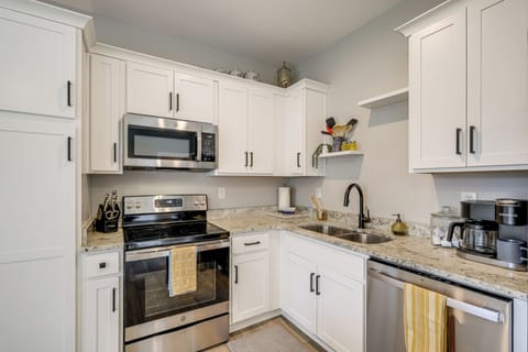 Kitchen | Main Level | Keurig/Drip Coffee Maker | Blender | Cooking Basics