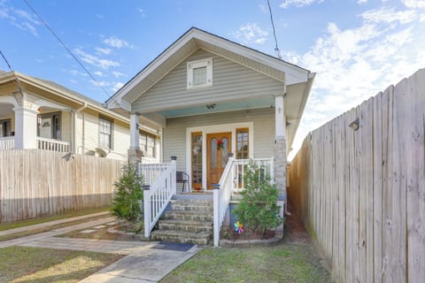 New Orleans Vacation Rental | 1BR | 1BA | 900 Sq Ft | 4 Steps Required