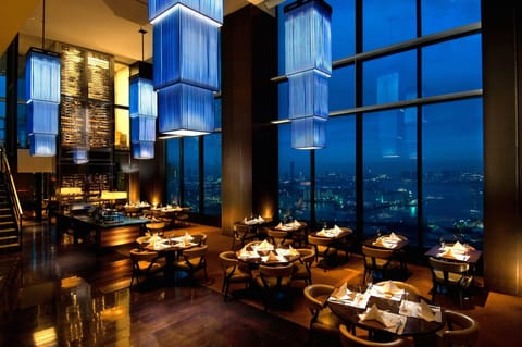4 restaurants; breakfast, lunch, and dinner served