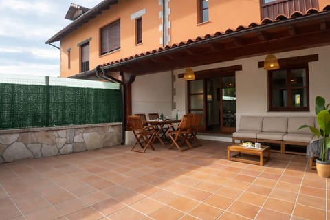 BBQ facilities,Garden,Balcony/Terrace,Living room,Dining area