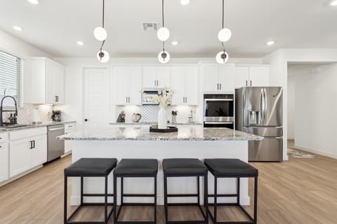 Kitchen Island (4 Stools)