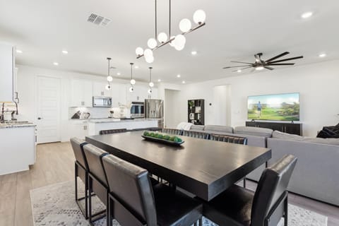 Dining Room (8 Seats)