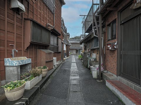 If you walk down a narrow alley, you will find the hidden inn "Naomi".