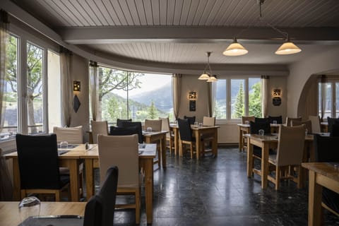 Breakfast and dinner served, alfresco dining 
