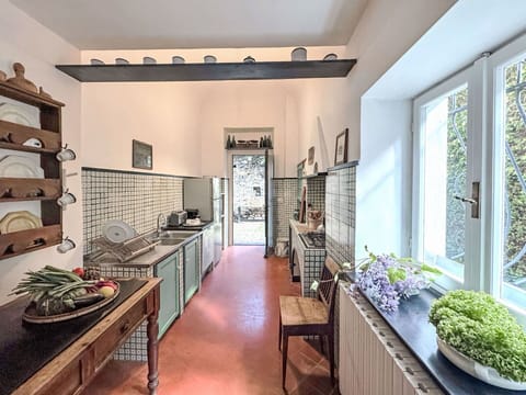 Wood, Sea, Ocean, Coastal And Oceanic Landforms, Coast, Shore, Resort, Balcony, Hardwood, Shade