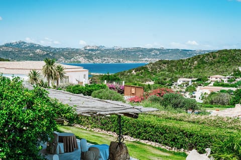 Classic Double Room, Balcony | Minibar, in-room safe, desk, bed sheets