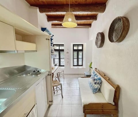 Deluxe Studio | Private kitchen | Mini-fridge, stovetop, coffee/tea maker, toaster oven