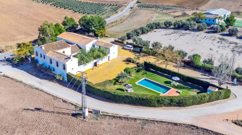 Rural house for 15 people with shared pool.
